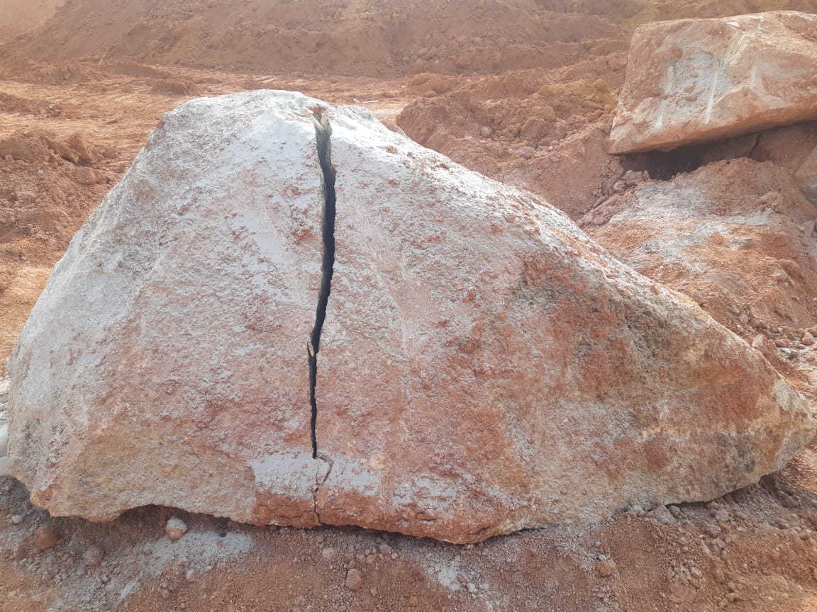 Rock crack developed through chemical rock splitting