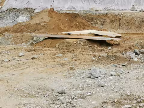 Steel plate covering at a controlled blasting workfront