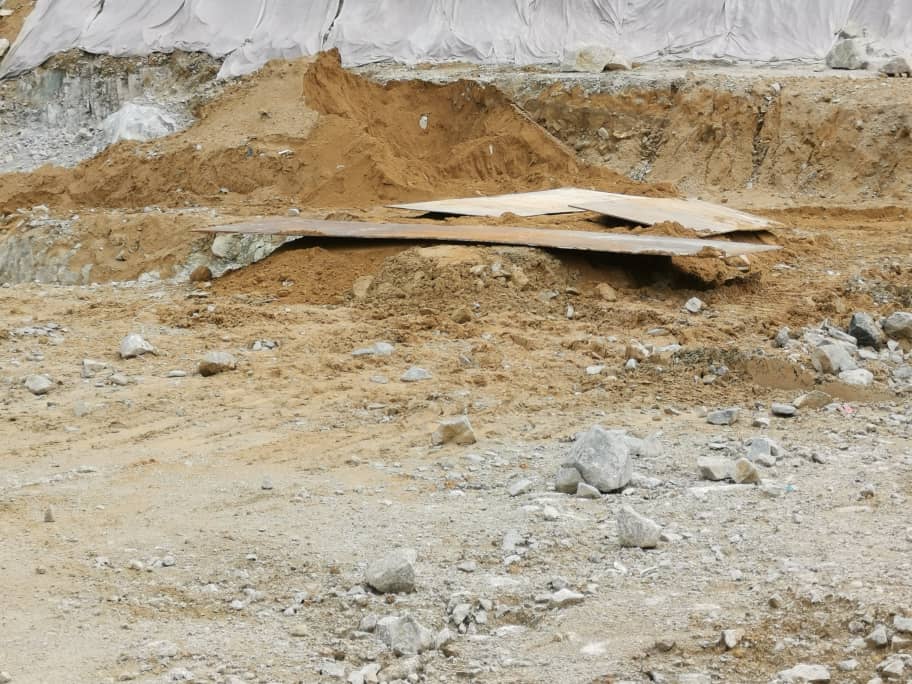 Steel plate covering at a controlled blasting workfront