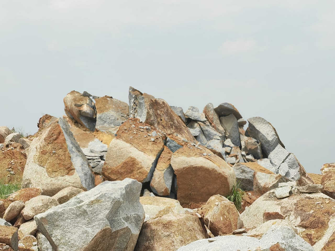 Rock excavation and drilling workfront